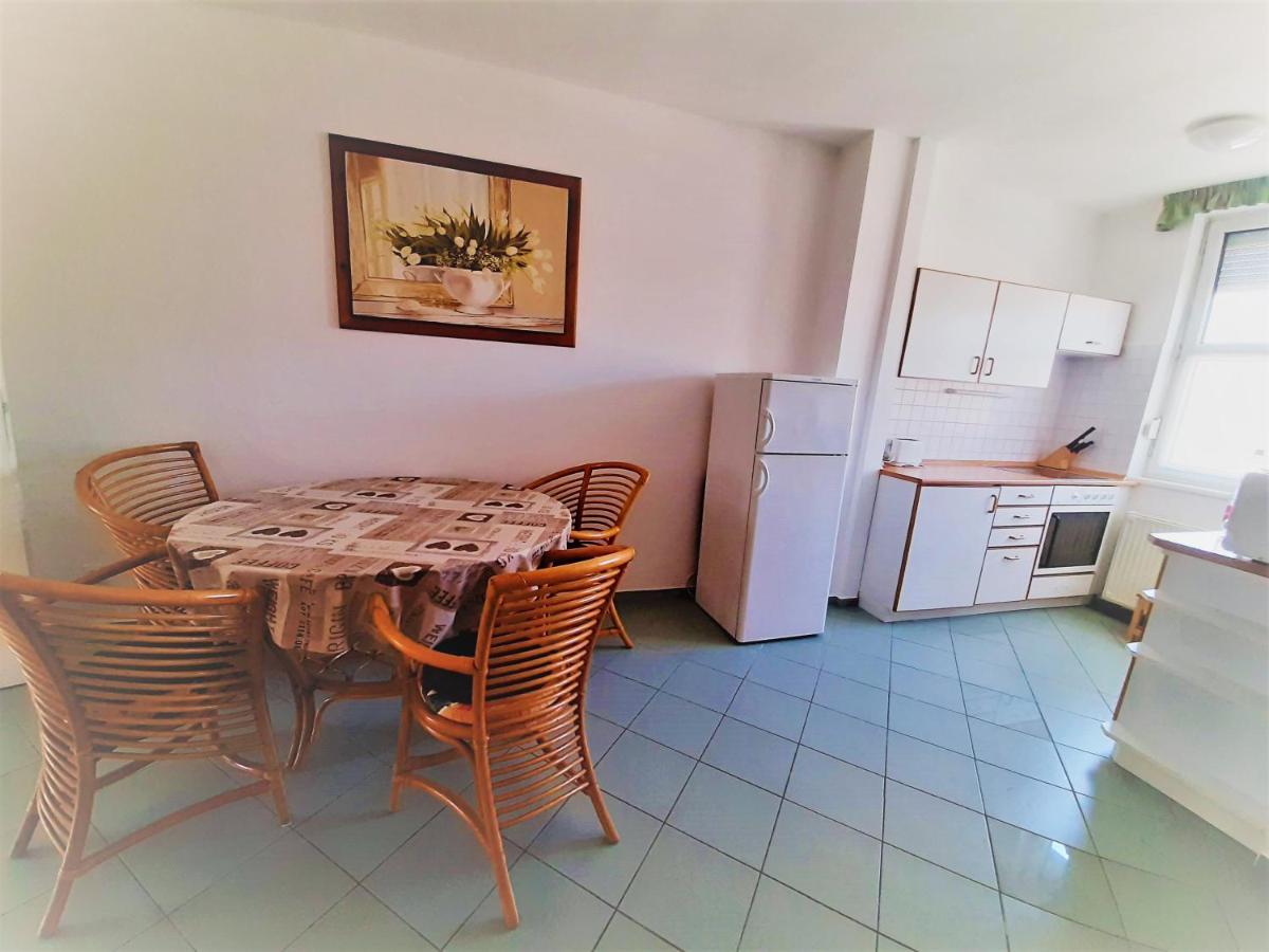 Max Thermal Apartman Heviz Bagian luar foto