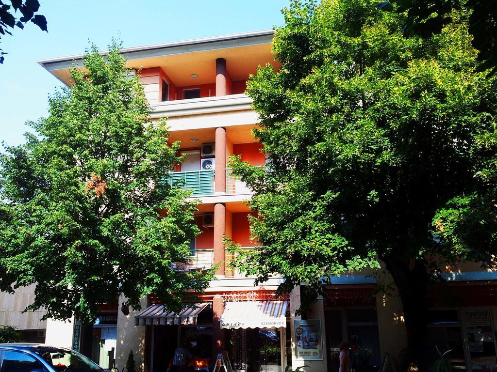 Max Thermal Apartman Heviz Bagian luar foto
